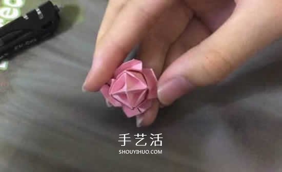 便簽紙折花的教程 迷你玫瑰花手工折紙圖解 -  rpnrmr.com