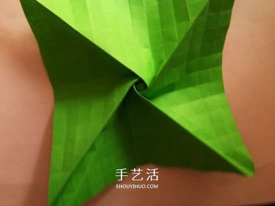 一張紙折玫瑰花的圖解教程 連花萼也一起折出 -  rpnrmr.com