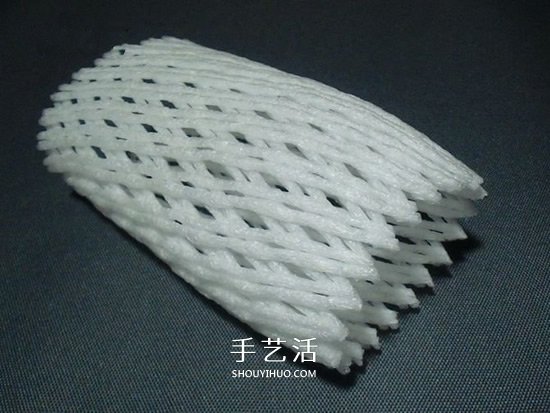 水果網(wǎng)套廢物利用 配上礦泉水瓶做燈籠燈飾 -  rpnrmr.com