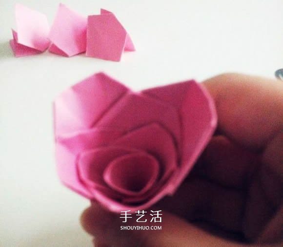 情人節(jié)紅玫瑰折紙 美麗紙玫瑰花的折法圖解 -  rpnrmr.com