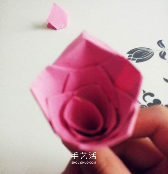 情人節(jié)紅玫瑰折紙 美麗紙玫瑰花的折法圖解 -  rpnrmr.com