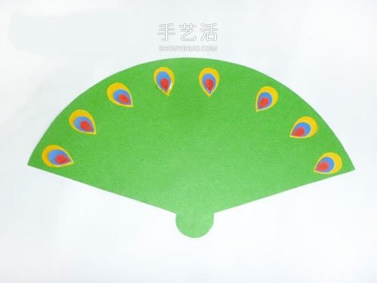 簡(jiǎn)單的幼兒園手工小制作 用卡紙拼貼孔雀開(kāi)屏 -  rpnrmr.com