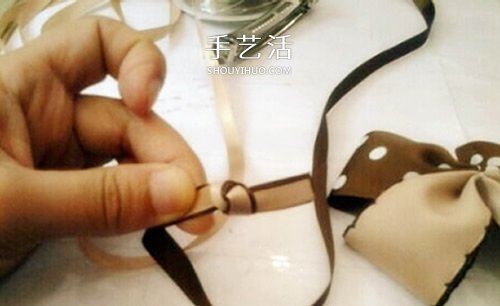用兩種顏色緞帶 DIY制作雙色蝴蝶結發(fā)卡圖解 -  rpnrmr.com