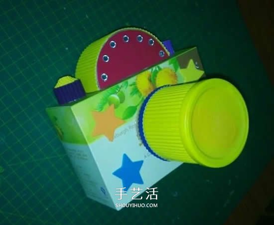幼兒園手工作品圖片 廢物利用做的漂亮相機(jī) -  rpnrmr.com