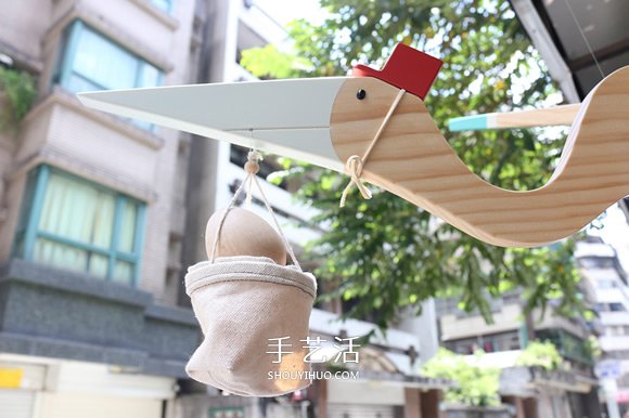 手工制作木頭玩具送子鳥(niǎo) 拉下拉環(huán)扇動(dòng)翅膀飛行 -  rpnrmr.com