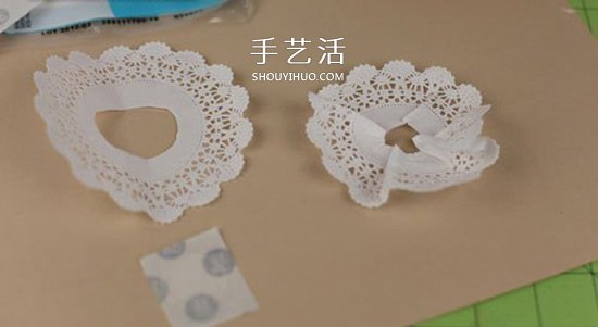用蕾絲蛋糕紙手工制作美麗的立體紙花圖解 -  rpnrmr.com