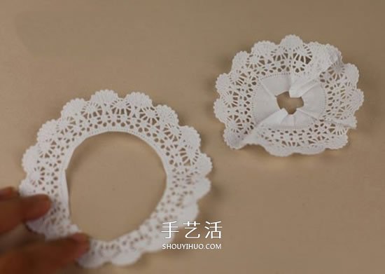 用蕾絲蛋糕紙手工制作美麗的立體紙花圖解 -  rpnrmr.com