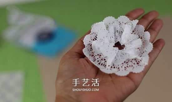 用蕾絲蛋糕紙手工制作美麗的立體紙花圖解 -  rpnrmr.com