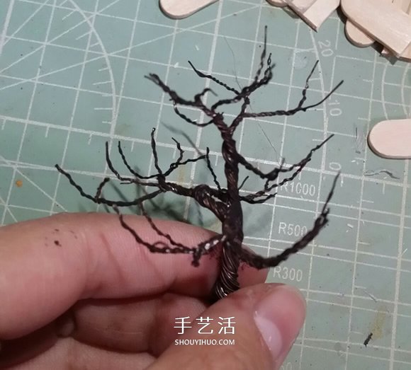 瞅瞅教你做：用細(xì)鐵絲制作漂亮的大樹裝飾品 -  rpnrmr.com