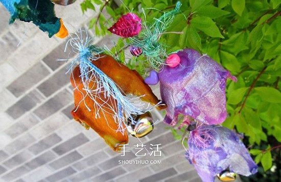 幼兒園簡易風(fēng)鈴的做法 雞蛋托廢物利用做風(fēng)鈴 -  rpnrmr.com
