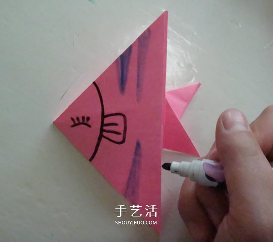 幼兒園小班折紙教程 簡(jiǎn)單折一條熱帶小魚折法 -  rpnrmr.com
