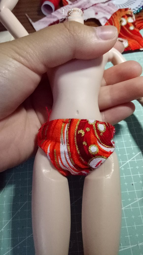 瞅瞅帶你做：漂亮娃娃衣服的手工制作教程 -  rpnrmr.com