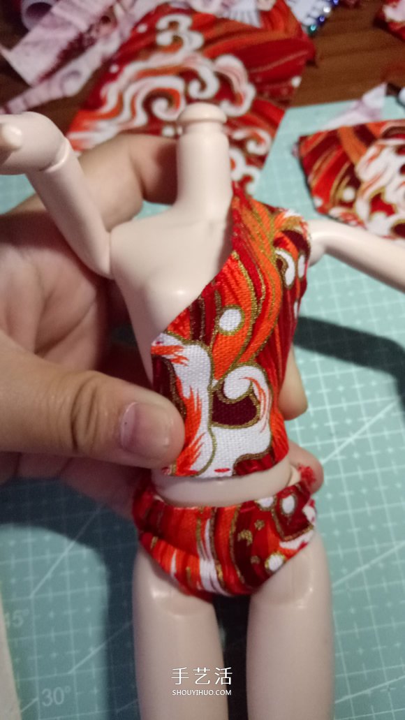 瞅瞅帶你做：漂亮娃娃衣服的手工制作教程 -  rpnrmr.com