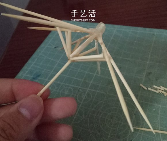 瞅瞅帶你做：用一點(diǎn)點(diǎn)布和牙簽給娃娃做小傘 -  rpnrmr.com