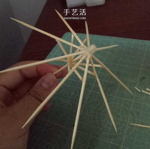 瞅瞅帶你做：用一點(diǎn)點(diǎn)布和牙簽給娃娃做小傘 -  rpnrmr.com