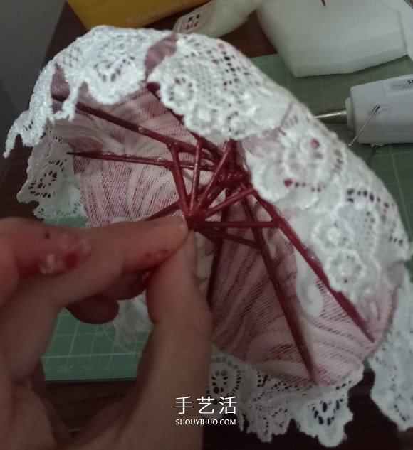瞅瞅帶你做：用一點(diǎn)點(diǎn)布和牙簽給娃娃做小傘 -  rpnrmr.com
