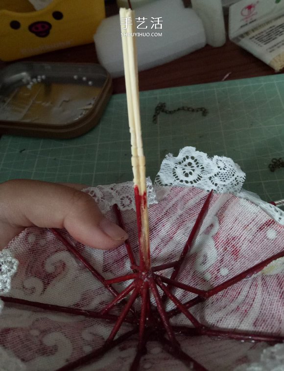 瞅瞅帶你做：用一點(diǎn)點(diǎn)布和牙簽給娃娃做小傘 -  rpnrmr.com