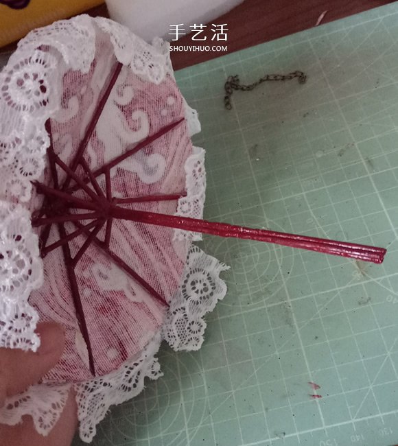 瞅瞅帶你做：用一點(diǎn)點(diǎn)布和牙簽給娃娃做小傘 -  rpnrmr.com