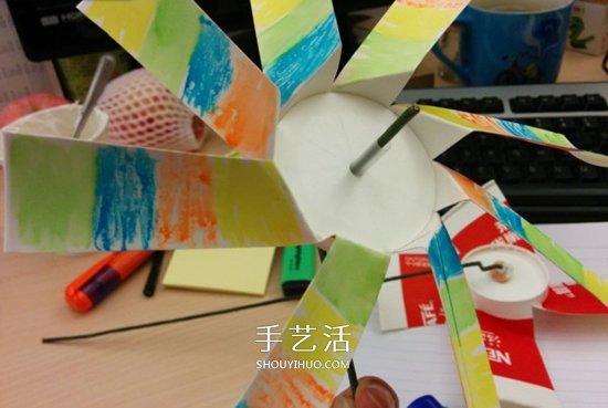 用紙杯做風(fēng)車(chē)制作步驟 紙杯風(fēng)車(chē)的做法圖片 -  rpnrmr.com