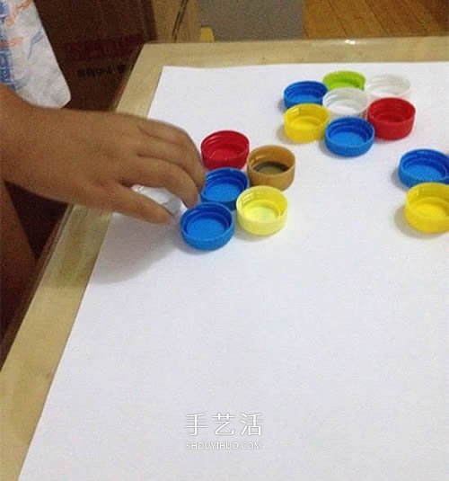幼兒園瓶蓋小制作 用瓶蓋拼貼美麗的插花畫 -  rpnrmr.com