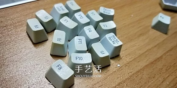 晚晨的創(chuàng)意DIY：廢舊電腦鍵盤鼠標制作機器人 -  rpnrmr.com