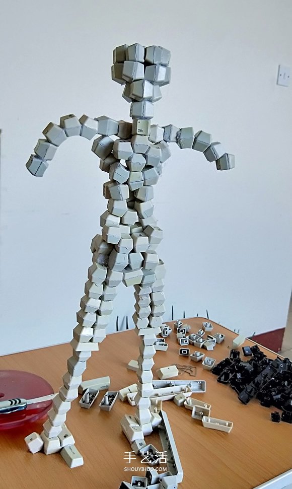 晚晨的創(chuàng)意DIY：廢舊電腦鍵盤鼠標制作機器人 -  rpnrmr.com