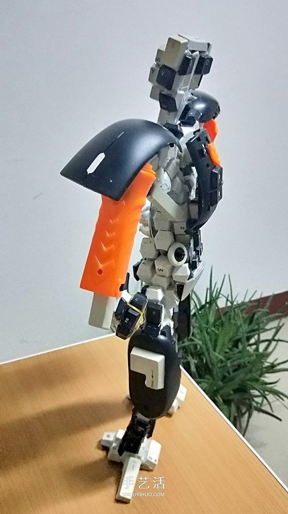 晚晨的創(chuàng)意DIY：廢舊電腦鍵盤鼠標制作機器人 -  rpnrmr.com