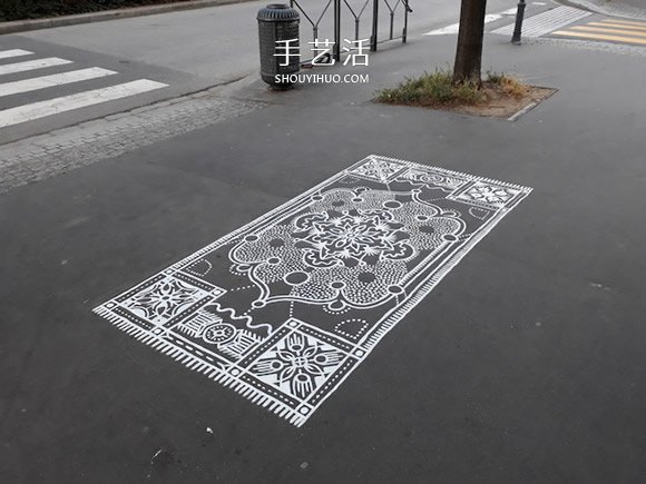 手繪馬路上的古典地毯 與城市現(xiàn)代美學(xué)成對比 -  rpnrmr.com