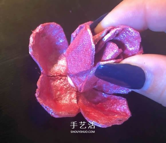 雞蛋盒廢物利用 手工制作玫瑰花胸花圖解 -  rpnrmr.com