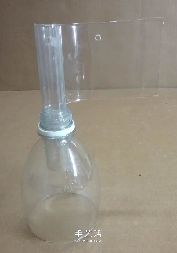 礦泉水瓶廢物利用手工制作獎杯、國旗和酒杯 -  rpnrmr.com