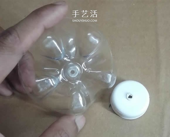 礦泉水瓶廢物利用手工制作獎杯、國旗和酒杯 -  rpnrmr.com