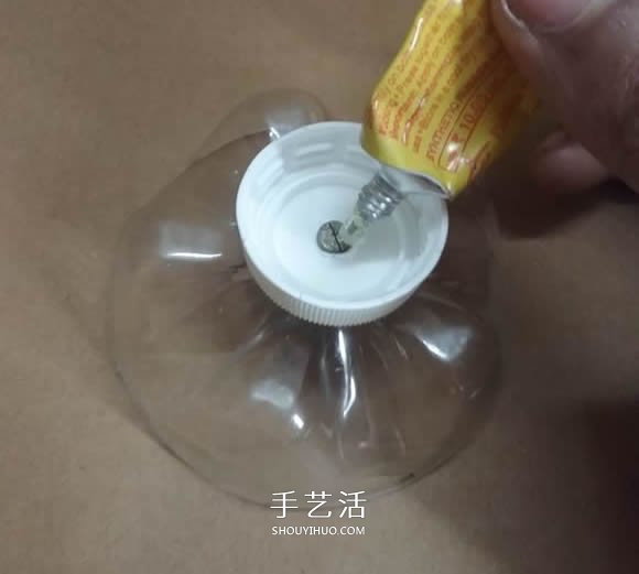 礦泉水瓶廢物利用手工制作獎杯、國旗和酒杯 -  rpnrmr.com