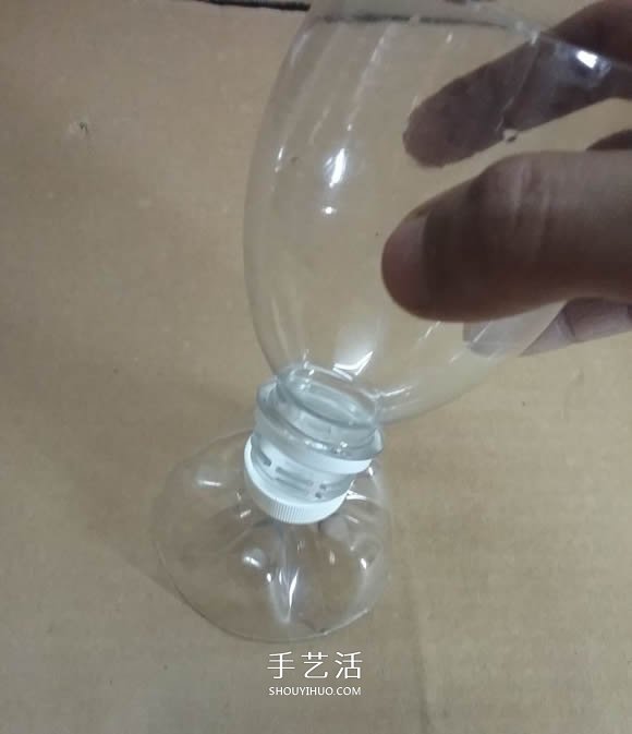 礦泉水瓶廢物利用手工制作獎杯、國旗和酒杯 -  rpnrmr.com