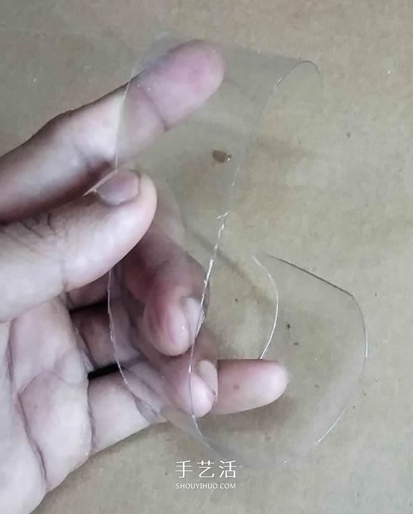 礦泉水瓶廢物利用手工制作獎杯、國旗和酒杯 -  rpnrmr.com