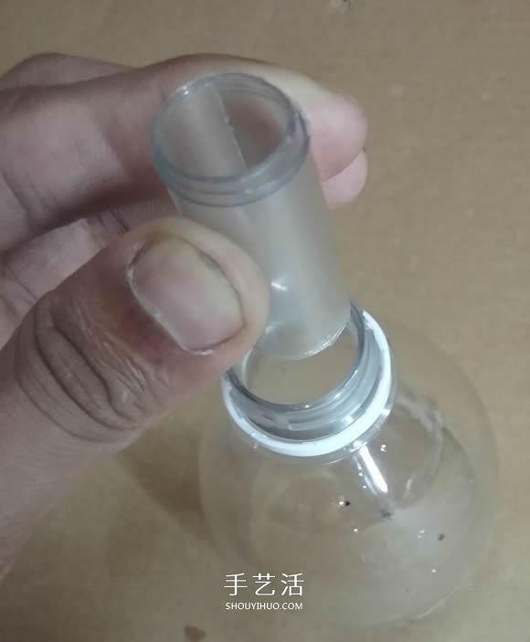 礦泉水瓶廢物利用手工制作獎杯、國旗和酒杯 -  rpnrmr.com