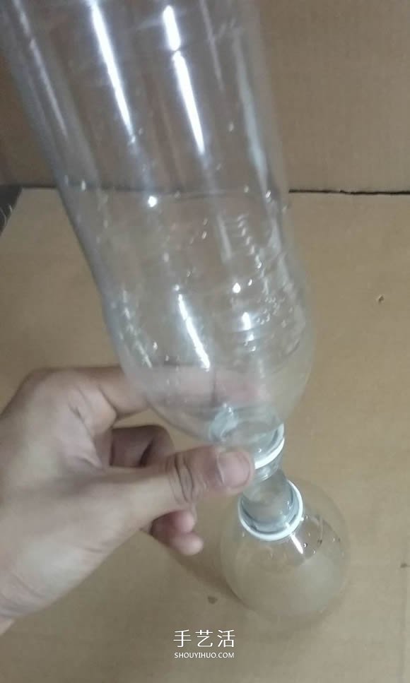 礦泉水瓶廢物利用手工制作獎杯、國旗和酒杯 -  rpnrmr.com