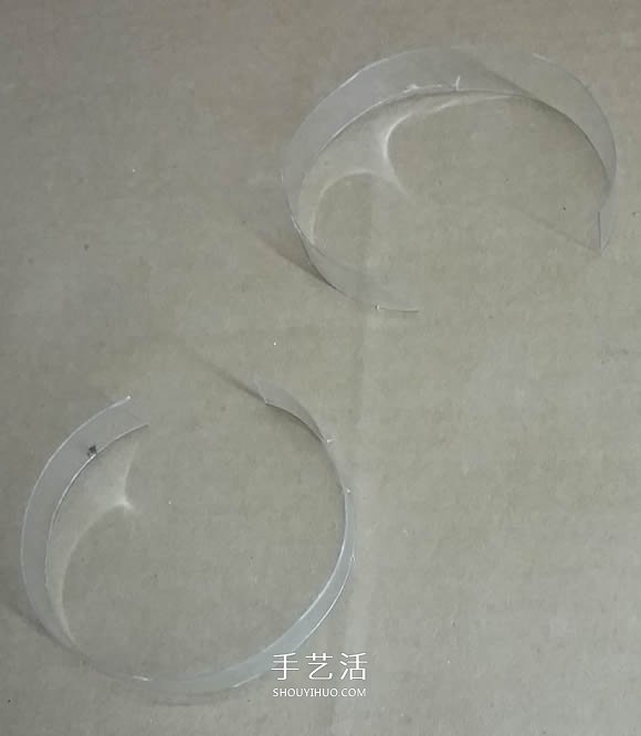 礦泉水瓶廢物利用手工制作獎杯、國旗和酒杯 -  rpnrmr.com