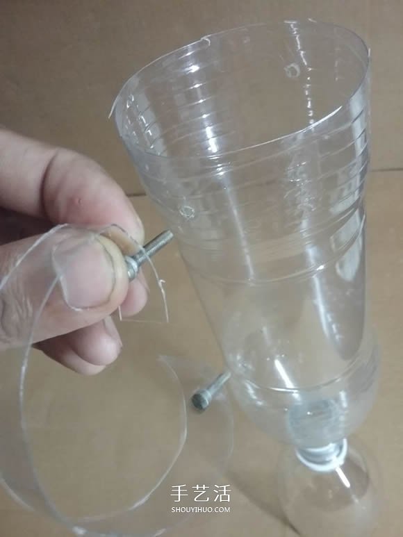 礦泉水瓶廢物利用手工制作獎杯、國旗和酒杯 -  rpnrmr.com