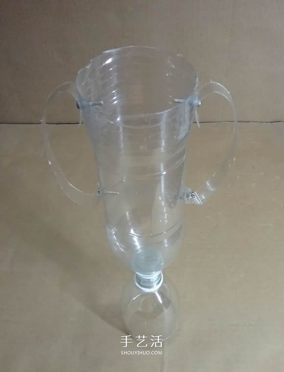 礦泉水瓶廢物利用手工制作獎杯、國旗和酒杯 -  rpnrmr.com