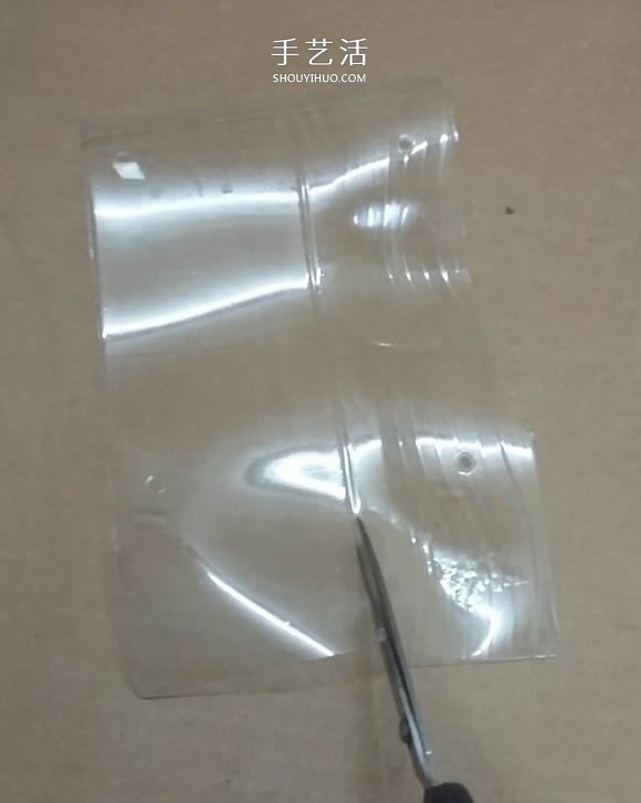 礦泉水瓶廢物利用手工制作獎杯、國旗和酒杯 -  rpnrmr.com