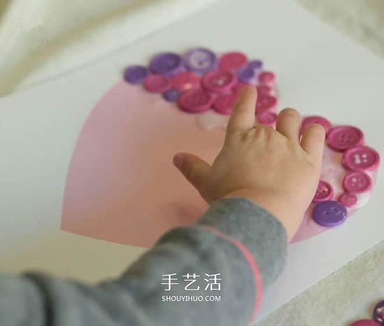 幼兒手工自制教師節(jié)紐扣拼貼愛心禮物的方法 -  rpnrmr.com