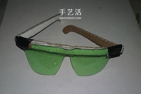 汽水瓶廢物利用手工制作黑框太陽鏡的方法 -  rpnrmr.com