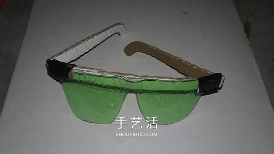 汽水瓶廢物利用手工制作黑框太陽鏡的方法 -  rpnrmr.com