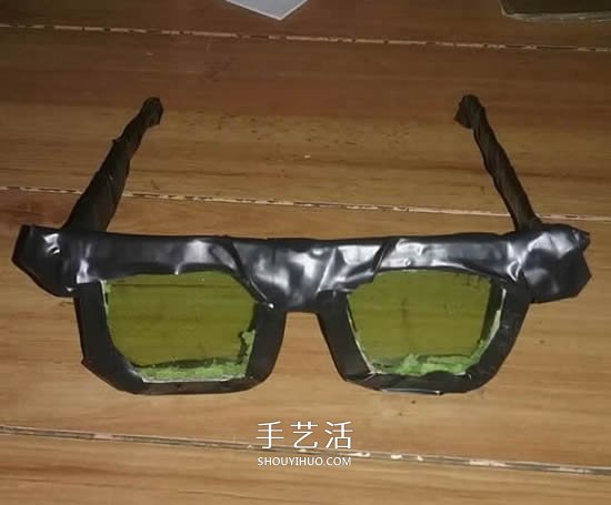 汽水瓶廢物利用手工制作黑框太陽鏡的方法 -  rpnrmr.com