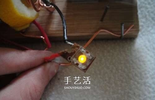 有趣科學(xué)小實(shí)驗(yàn)：用檸檬發(fā)電制作手電筒的方法 -  rpnrmr.com