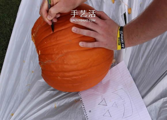 用南瓜制作萬圣節(jié)南瓜燈的詳細步驟圖解 -  rpnrmr.com