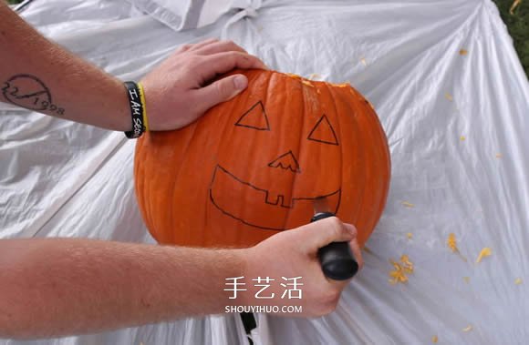 用南瓜制作萬圣節(jié)南瓜燈的詳細步驟圖解 -  rpnrmr.com