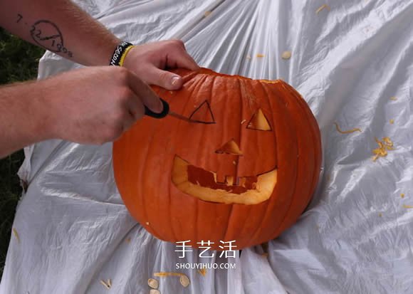 用南瓜制作萬圣節(jié)南瓜燈的詳細步驟圖解 -  rpnrmr.com