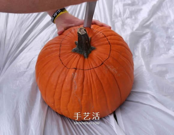 用南瓜制作萬圣節(jié)南瓜燈的詳細步驟圖解 -  rpnrmr.com