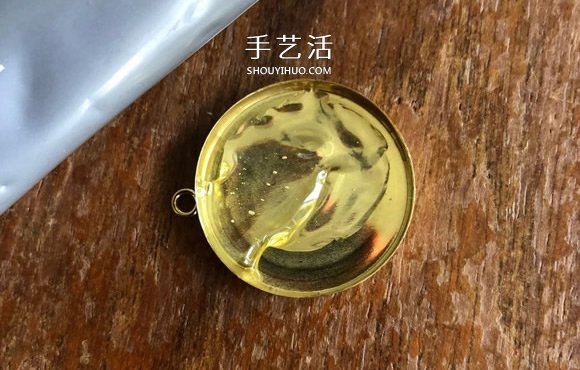 自制仿琥珀樹脂鑰匙扣的制作方法 -  rpnrmr.com